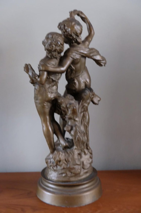 Una estatua dorada/cobriza de un niño y una niña jóvenes enamorados. – Esculturas, Metal (photo 19 of 19)