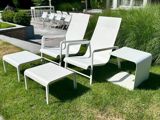 Mobilier de jardin exclusif Tribú Mirthe : 2 chaises longues avec 2 repose-pieds, table d’appoint et coussins