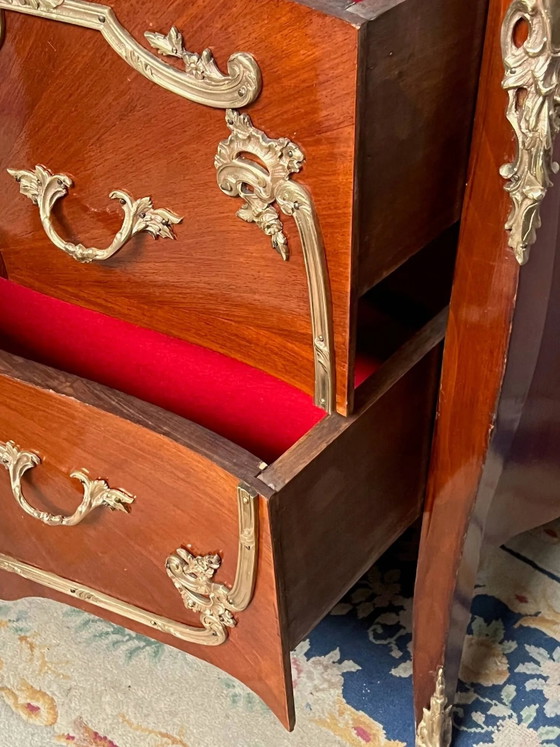 Commode in Lodewijk XV-stijl. Marqueterie, verguld bronzen decoratie. – Ladekasten, Wood (photo 5 of 8)