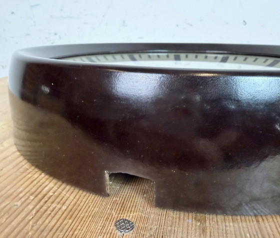 Image 1 of Industriële bruine bakelieten fabriekswandklok van Pragotron, jaren 60