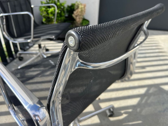 2x Vitra Eames Netweave Stoelen EA108 Met Wielen – Vergaderstoel, Metal (photo 7 of 11)