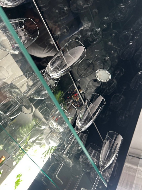Image 1 of Stilvoller schwarzer Vitrinenschrank mit LED-Beleuchtung – italienisches Design