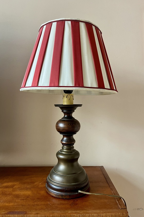 Image 1 of Tafellamp met houten/metalen voet en rood-wit gestreepte kap