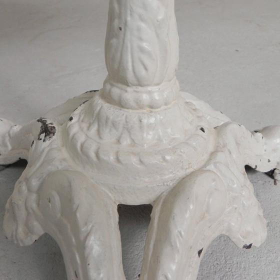 Image 1 of Mesa de bistró con patas de hierro fundido y tablero de mármol, década de 1920.