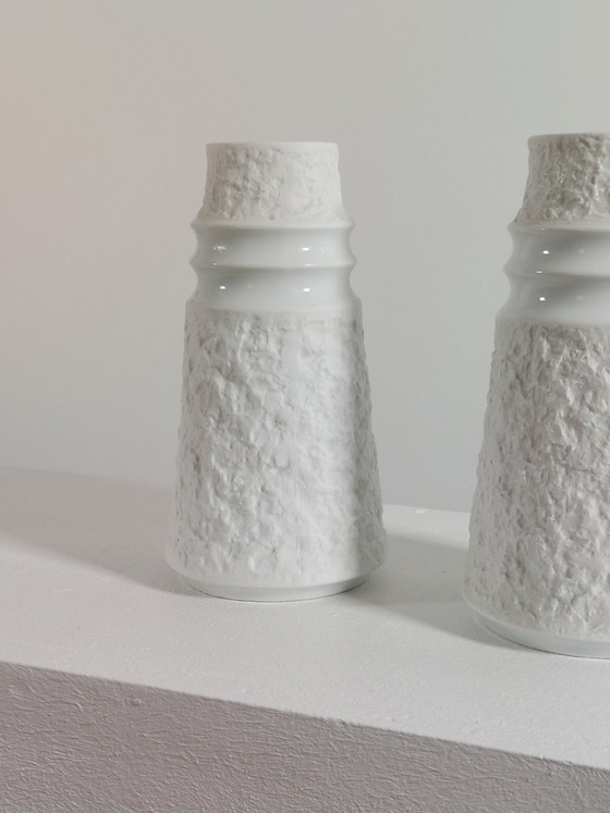 Image 1 of Par de jarrones antiguos de porcelana bizcochada decorados con piedras, de KPM Porcelain Bavaria.