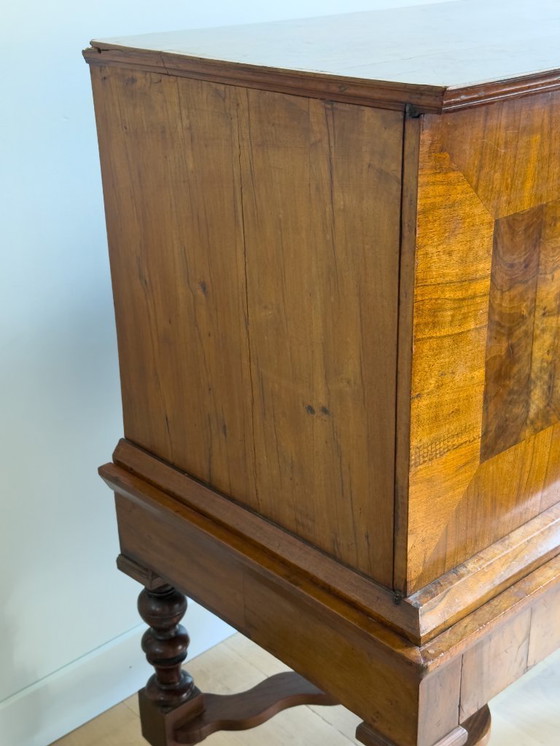 Image 1 of Elegante gabinete con patas en cruz de nogal del siglo XVII