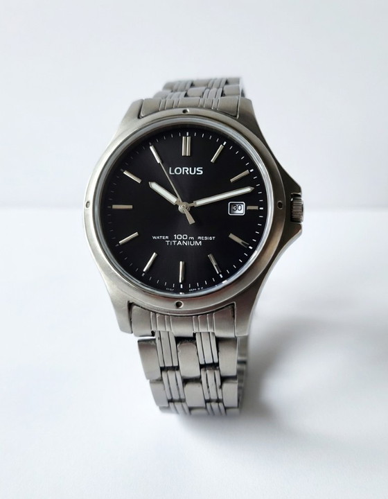 Image 1 of Reloj Lorus Titanium para hombre: ligero, resistente e impermeable.