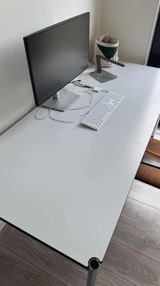 Image 1 of Bureau USM Haller d'origine avec piètement chromé et plateau blanc