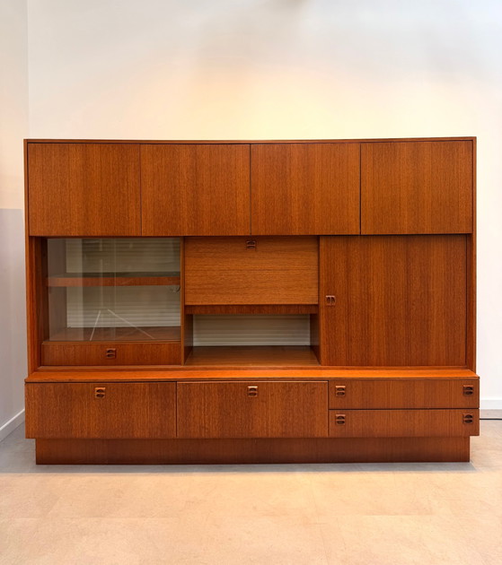 Image 1 of Mueble de pared danés de teca de estilo moderno de mediados de siglo.
