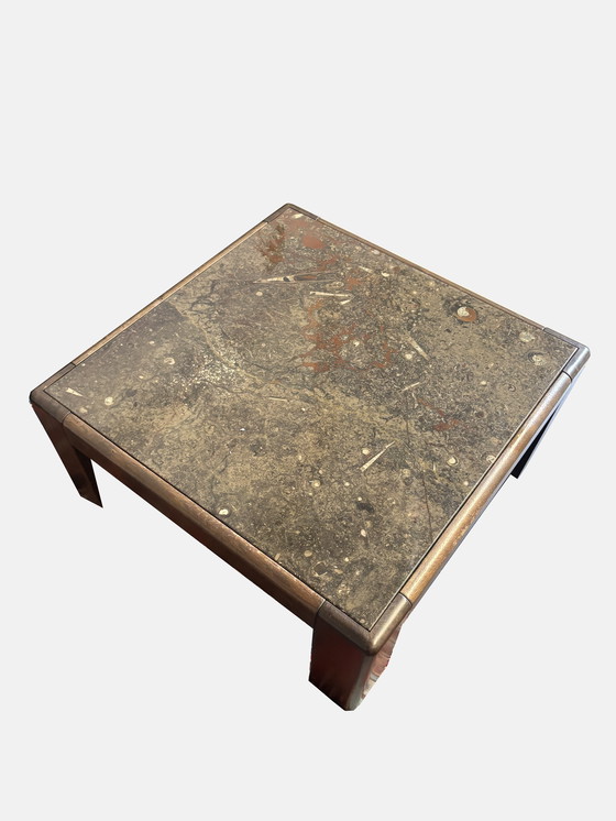 Image 1 of Mesa de centro antigua con cubierta de piedra fósil y patas de madera