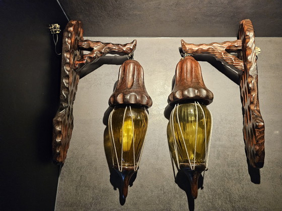 Image 1 of Lampade da parete spagnole vintage in legno, con vetro ambrato