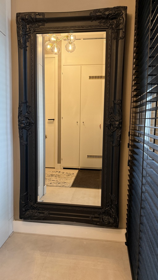 Grande specchio barocco nero decorato a figura intera