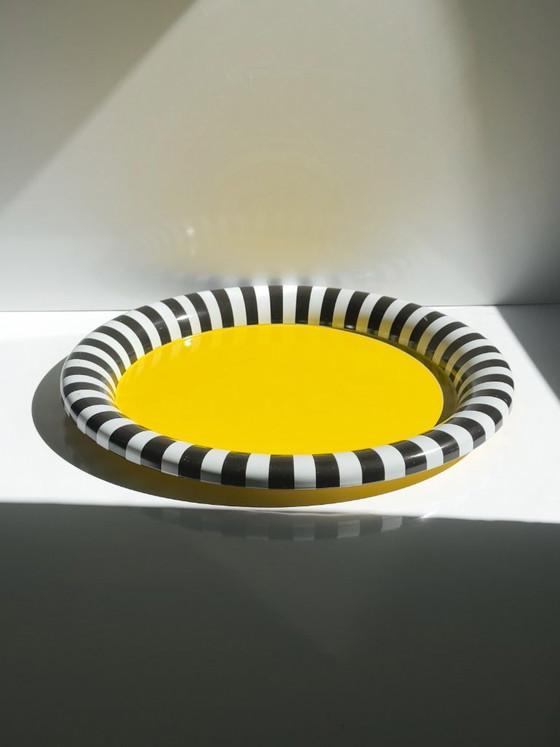 Image 1 of Bandeja redonda metálica posmoderna amarilla Memphis Milano años 90