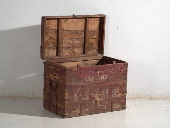 Baule cinese antico dipinto in legno di pino – Cina, circa 1920 – Armadi contenitori, Industrieel (photo 24 of 40)