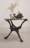Vintage handgesneden ronde tafel van hardhout in Afrikaanse stijl, sculpturaal, inklapbaar bijzettafeltje