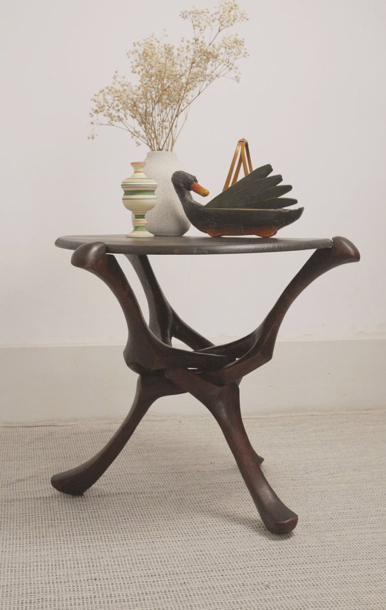 Image 1 of Vintage handgesneden ronde tafel van hardhout in Afrikaanse stijl, sculpturaal, inklapbaar bijzettafeltje