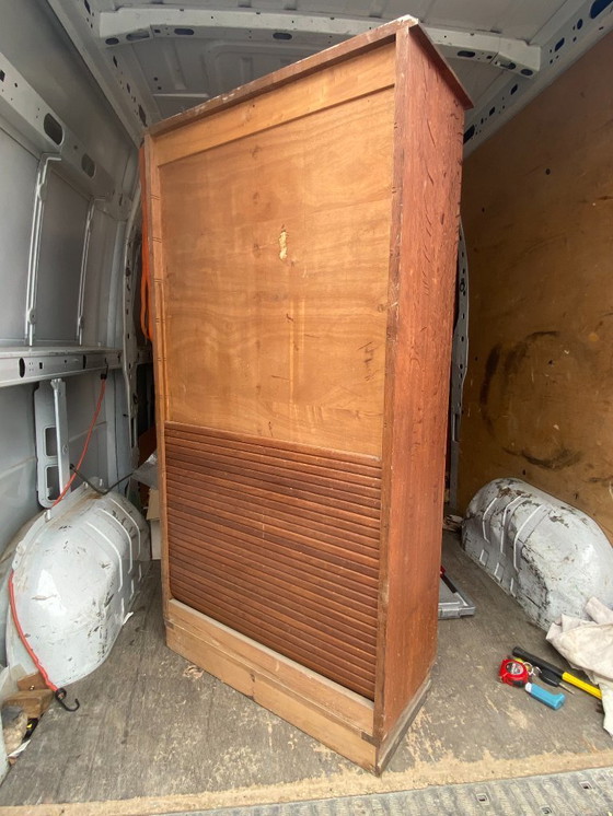 Image 1 of Archiefkast/kantoorkast met roldeksel uit de jaren 1950, gemaakt van eikenhout en fineer.