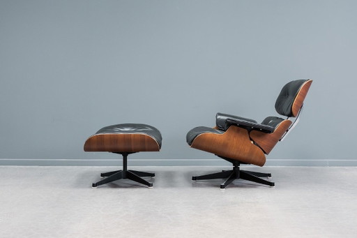 Fauteuil lounge Eames et repose-pieds