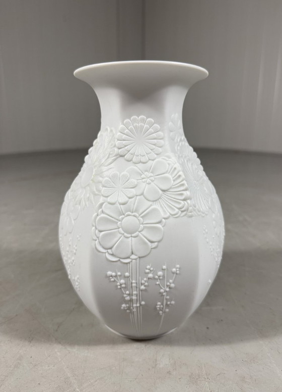 Vase en porcelaine AK Kaiser White Biscuit, années 1960 – Vintage (photo 6 of 12)