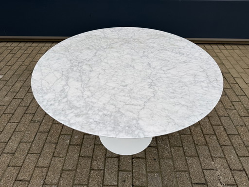 Original marble round Knoll Tulip dining table (120cm)