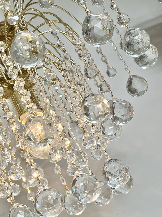 Image 1 of Lustre en cristal Swarovski strass de grande taille, orné de strass Swarovski.