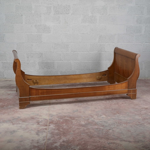 Vintage freistehendes Schlittenbett