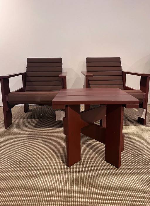 1 Set bestehend aus 2 HAY Crate Lounge-Sesseln und 1 Beistelltisch