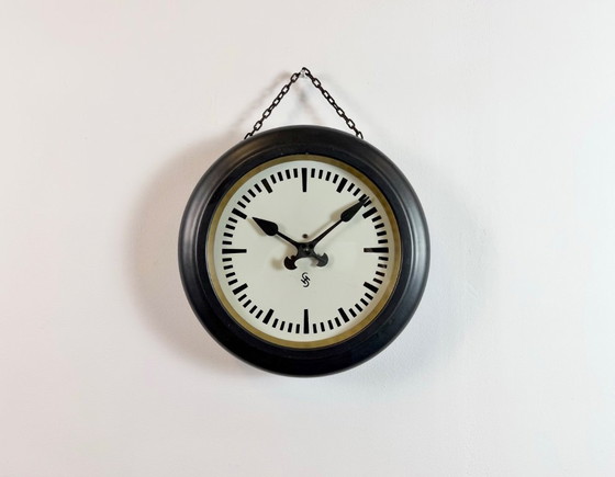 Image 1 of Reloj de pared industrial negro de Siemens, década de 1930.