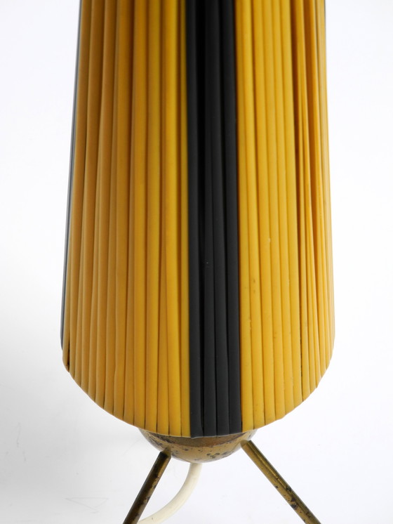 Image 1 of Seltene schöne Mid-Century Modern Tripod Messing Tischlampe mit Wrapped Nylon Strip Lampenschirm