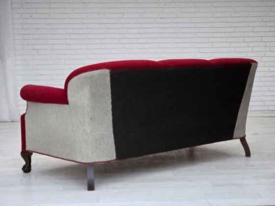 Image 1 of Dänisches 3-Sitzer-Sofa aus den 1950er Jahren, roter und hellgrauer Möbelwollbezug, geschnitztes Eichenholz.