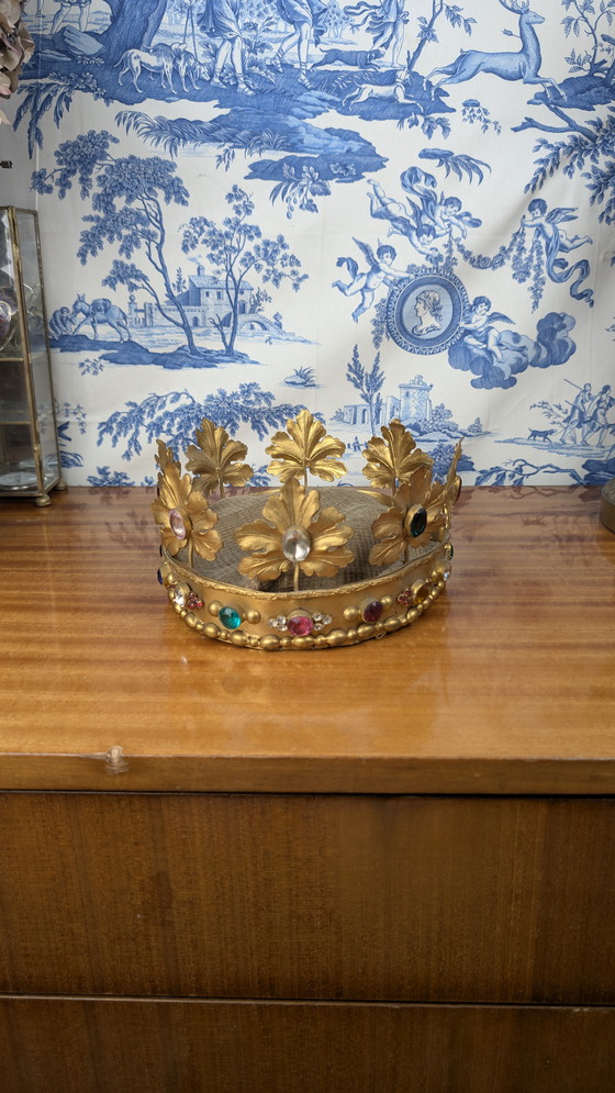 Image 1 of Grande Corona della Vergine in ottone dorato e cabochon in vetro colorato del XIX secolo