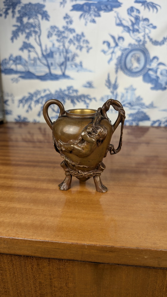 Image 1 of Piccolo vaso a treppiede firmato Barrias e Barbedienne in bronzo dorato Art Nouveau, fine XIX secolo