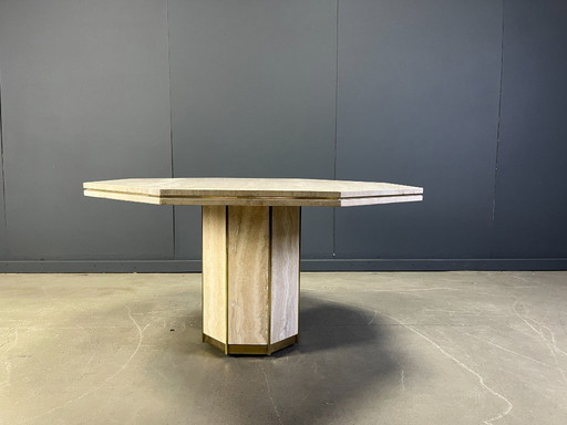 Mesa de comedor octogonal italiana de travertino y latón, década de 1970