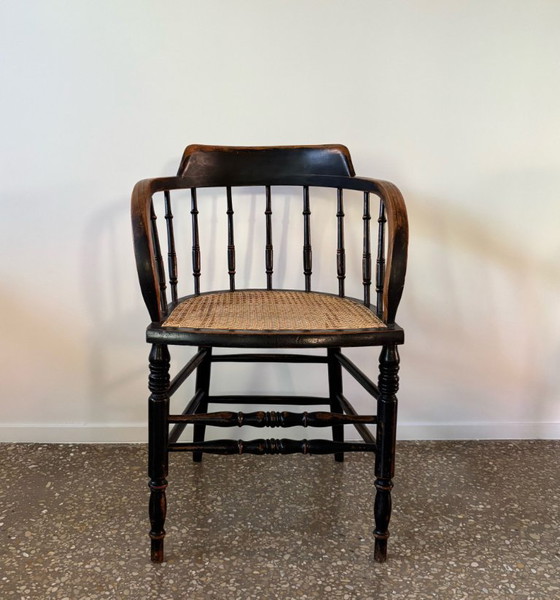 Image 1 of Sillón antiguo estilo Windsor, colección TU Delft, Países Bajos, 1880.