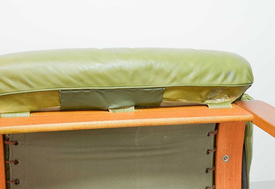 Image 1 of Comodísimo sofá lounge Rybo Rykken de dos plazas en cuero verde oliva de estilo escandinavo, de Elsa y Nordahl Solheim, años 60.