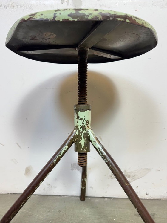 Image 1 of Groene industriële draaikruk voor ijzerwerkplaats, jaren 60