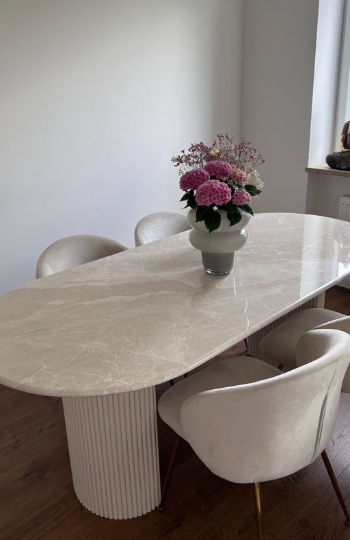 Adora Ovaler Esstisch aus Marmor