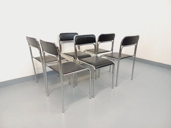 Image 1 of Suite de 6 chaises italiennes empilables vintage en métal chromé et skai noir des années 70 80