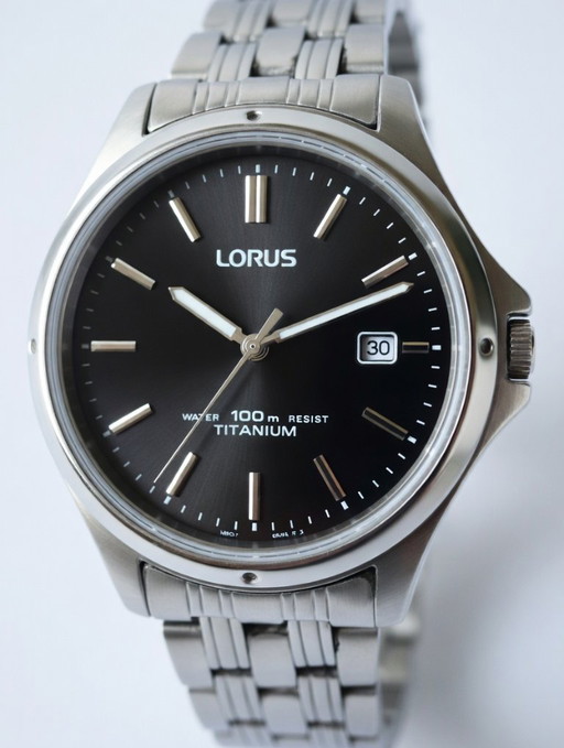 Reloj Lorus Titanium para hombre: ligero, resistente e impermeable.