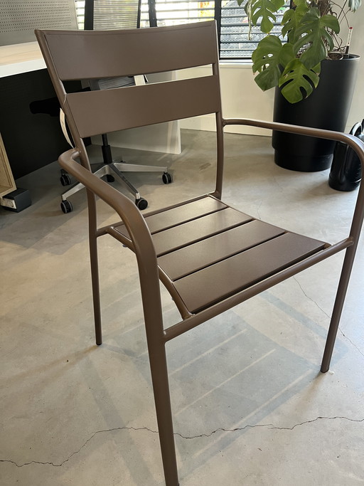 Nuevas sillas para interiores o exteriores.