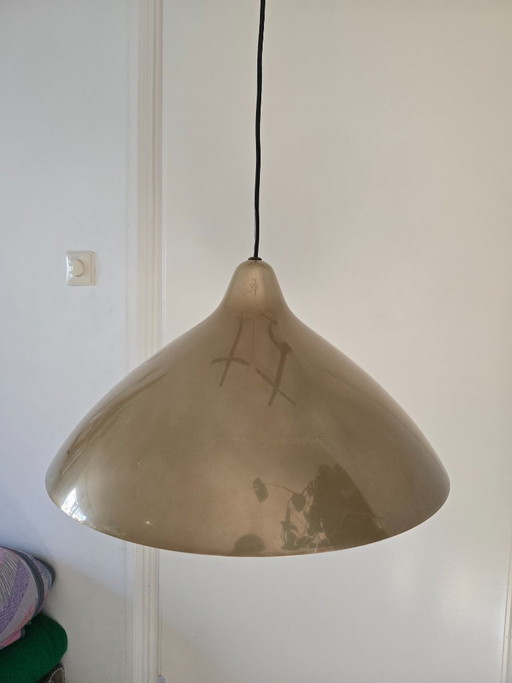 Lámpara colgante de diseño de Lisa Pape Johansson en color dorado.