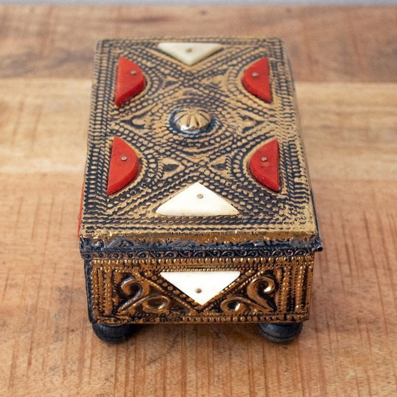 Image 1 of Boîte d'art populaire marocain aux tons or, rouge et blanc