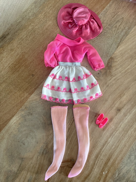 Image 1 of Barbie vintage avec plein de vêtements