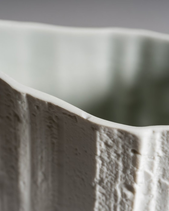 Image 1 of Hutschenreuther Vase aus mattem Biskuitporzellan, WGP Mond- oder Rindenrelief im Op-Art-Stil, MCM