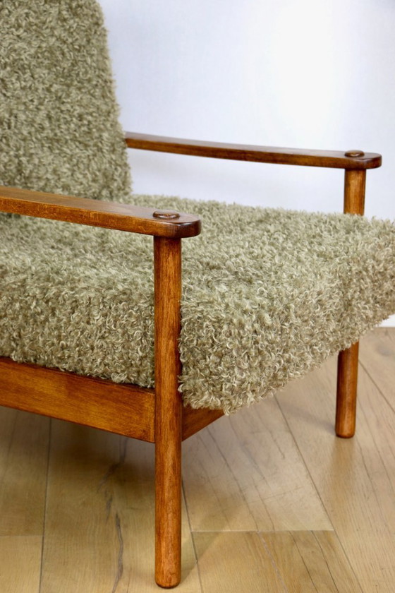 Image 1 of Poltrona vintage in legno marrone, verde oliva, con cuscini a pelo lungo sfoderabili.