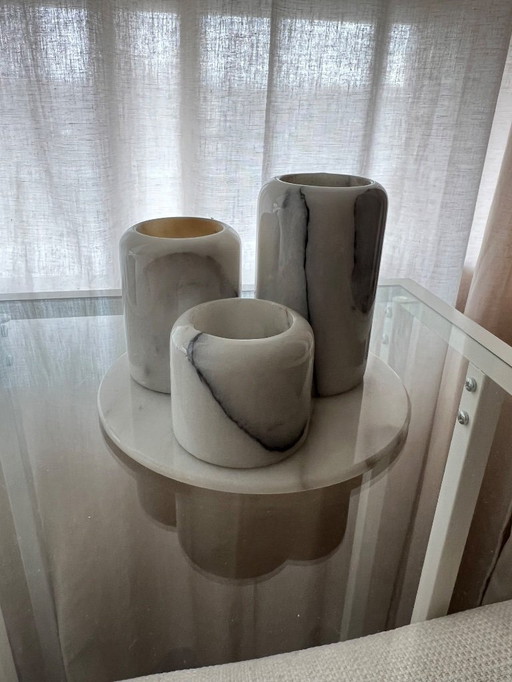 Juego de 3 candelabros de mármol sobre una bandeja
