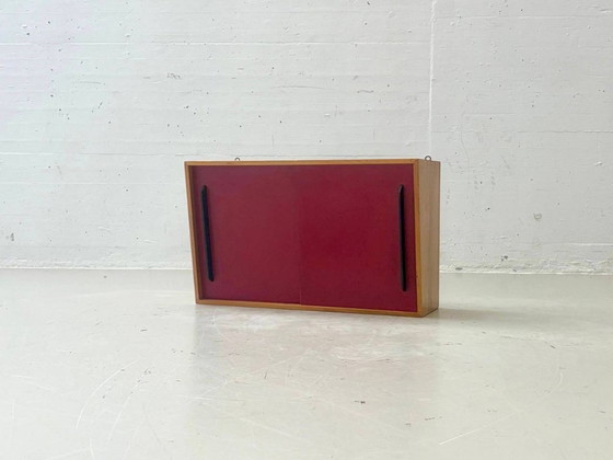 Armario de pared de mediados de siglo con puertas correderas rojas, década de 1960. – Armarios de pared, Wood (photo 3 of 10)