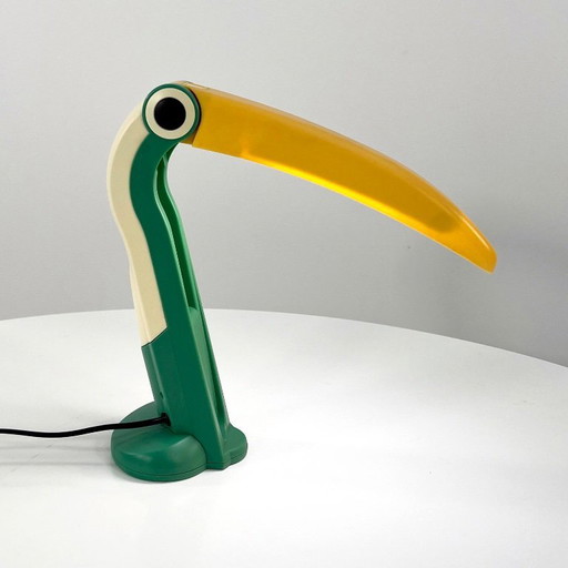 Lampada a forma di tucano verde mare e giallo, disegnata da H.T. Huang per Huanglite, anni '80.