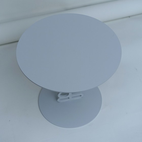 Image 1 of Mesa auxiliar Ken de Marcel Wanders para Quodes: diseño atemporal en gris claro RAL 7035