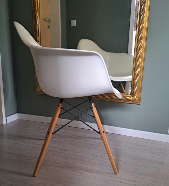 Vitra Eames Plastic Armchair DAW | Charles & Ray Eames | Bianco | 2014 | Originale – Poltrone, Metallo (photo 7 of 9)